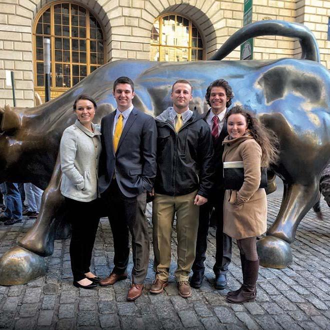 一群投资俱乐部的学生在纽约的“冲锋牛”前